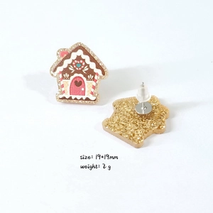 Detailed view of gingerbread house earrings with size 19x19mm and weight 2g metrics
