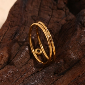 Dettaglio dell'anello a doppio strato in oro 18 carati con diamante su base in legno