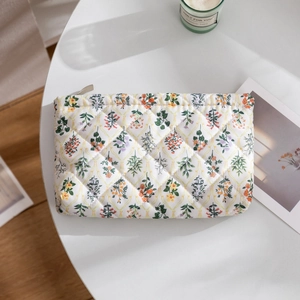 Macro view of the floral quilted cotton makeup bag with high-quality zipper detail