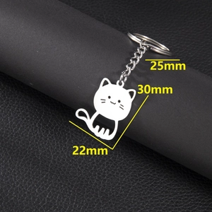 Porte-clés chat en métal argenté poli avec dimensions 22x30mm sur cuir noir texturé