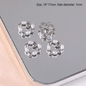 Gros plan de pendentifs en perles en forme de cœur pour bijoux DIY avec dimensions