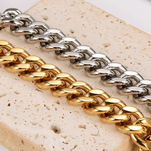 Pendentif tête de lion rétro avec chaînes cubaines or et argent sur pierre