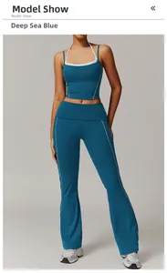 Détail de l'ensemble de yoga bleu profond avec haut dos nu et pantalon évasé à taille haute