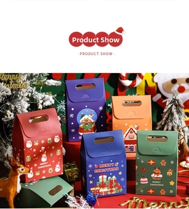 Detailaufnahme bunter Weihnachtspapier-Geschenkboxen mit festlichen Mustern fuer Kekse.