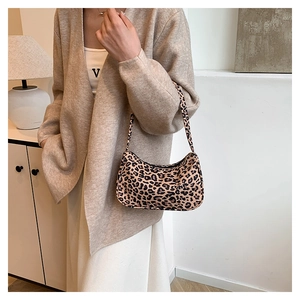 Détail du sac porté épaule à motif zèbre avec chaîne en métal et accents en cuir