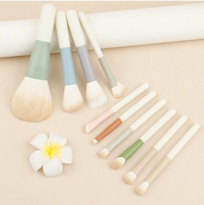 Detailansicht von 10 multifunktionalen Make-up-Pinseln in sanften Morandi-Farben mit matten Griffen