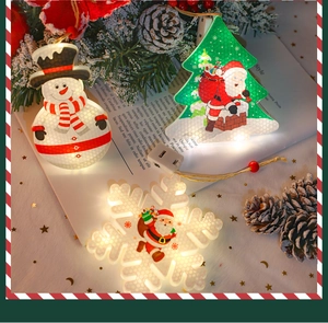 Détail de suspensions de Noël LED lumineuses en formes de bonhomme de neige et de sapin