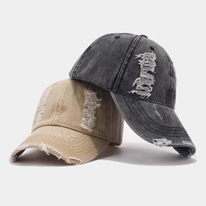 Casquettes de baseball vintage délavées en kaki et gris avec des détails déchirés