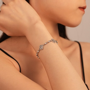 Elegant silver four-leaf flower bracelet with white mother-of-pearl and sparkling zircons