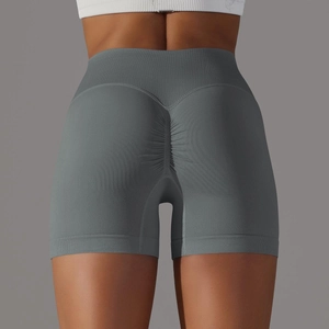 Dettaglio degli shorts sportivi senza cuciture a vita alta con effetto scrunch in grigio