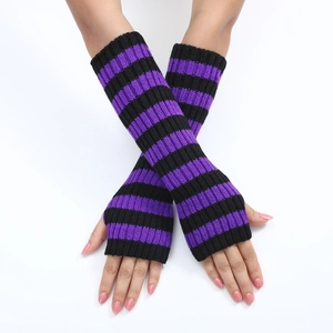 Dettaglio di manicotti in maglia a righe viola e nere con design a foro per il pollice