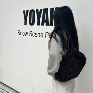 Vista street style di una grande borsa tote in pelle scamosciata leopardata da donna