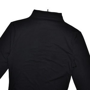 Vue arrière d'une robe noire à col montant et manches longues avec coupe ajustée et zip