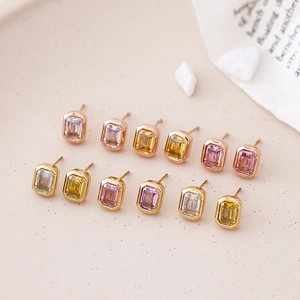 Pendientes De Botón De Circonita Con Corte Esmeralda Rectangular Geométrico Acero De Titanio Chapado En Oro De 14K