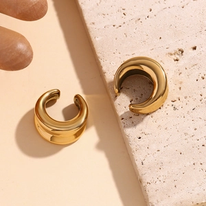 Vue détaillée des boucles d'oreilles ear cuff concaves en acier plaqué or 18 carats