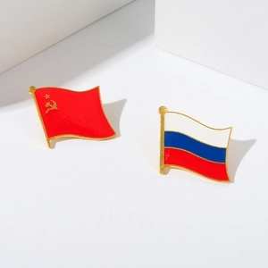 Spilla creativa in smalto con distintivi in metallo delle bandiere sovietica e russa
