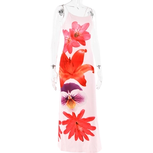 Détail du motif floral rose et de la conception sans manches de la robe longue d'été
