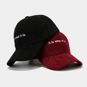 Berretti da baseball in velluto nero e bordeaux con ricamo 'it is what it is'
