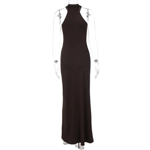 Detalle de la espalda de un vestido largo entallado marrón chocolate con cuello halter