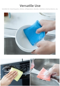 Detailansicht von bunten Scheuerpads zum Reinigen von Geschirr, Armaturen und Herden.