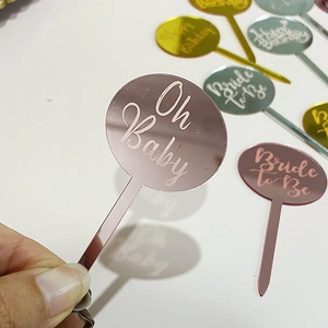 Primer plano de adorno para tartas Oh Baby de acrílico oro rosa con acabado de espejo