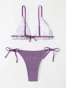 Vue détaillée du bikini violet pailleté avec volants et liens réglables sur les côtés