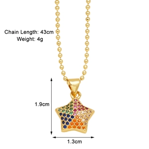 Dettaglio collana a sfere dorate da 43cm con ciondolo a stella in zirconia colorata da 1,9cm