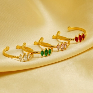 Verstellbarer Edelstahlring mit bunten Markasit-Zirkonia und gehämmertem Goldfinish