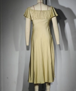 Vue détaillée de la robe en satin champagne avec col carré rétro et manches bouffantes