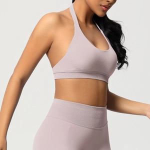 Détail de l'ourlet côtelé sur le soutien-gorge de sport dos nu mauve et le legging de yoga