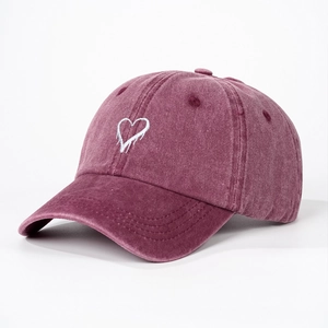 Casquette de baseball unisexe bordeaux en coton avec broderie cœur blanc et visière