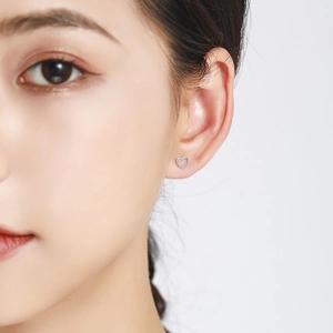 Boucles d'oreilles cœur évidé en argent sterling S925 portées par le mannequin