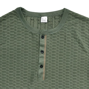 Détail du tissu gaufré vert armée et du col tunisien à trois boutons pour hommes