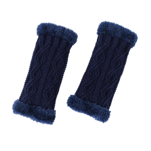 Détails des mitaines en tricot torsadé bleu marine avec bordure épaisse en fausse fourrure
