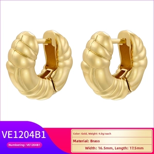 Vue détaillée des boucles d'oreilles croissant en laiton doré avec poids et dimensions