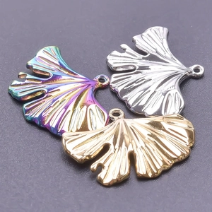 Détails de pendentifs en forme de feuille de ginkgo en couleurs arc-en-ciel, argent et or