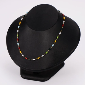 Collier en perles colorées en acier inoxydable 304 sur un buste de mannequin noir
