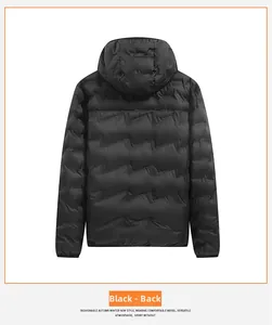 Rückansicht einer schwarzen Kapuzenjacke mit Wellen-Steppung und mattem Finish für Herren