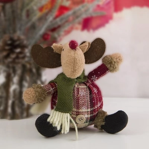 Detalle de reno navideño de peluche con tela de cuadros y un botón de madera
