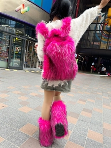 Detailansicht des flauschigen Kunstfell-Rucksacks mit passenden Stulpen in kräftigem Rosa