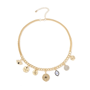 Collier plastron doré avec pendentifs mystiques incluant abeille, œil et cristaux brillants