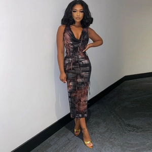 Robe midi moulante dos nu à imprimé abstrait marron avec détail de capuche