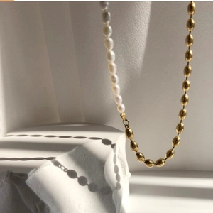 Mechanical splice necklace with 18K gold plated beads and oval white imitation pearls