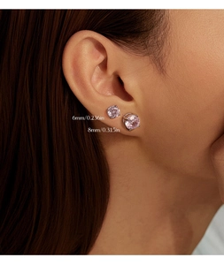 Gros plan de boucles d'oreilles en argent S925 de 6mm et 8mm avec cristaux roses