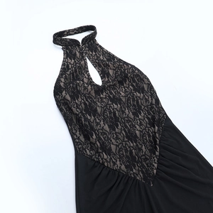 Détail de la robe licou noire avec dentelle complexe et découpe élégante au décolleté