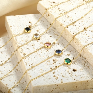 Vista macro di cinque braccialetti placcati oro 18K con pietre di zircone multicolore