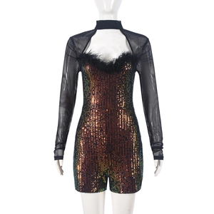 Détail d'un combishort à paillettes avec manches en tulle et bordure en plumes