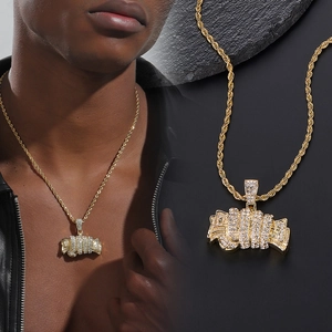Vue détaillée du pendentif dollar hip hop avec placage en or et strass brillants scintillants