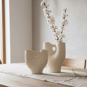 Vases modernes en céramique blanche avec texture martelée et découpe pour la décoration