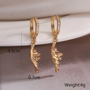 Detailed view of gold ginkgo leaf earrings with dimensions 3.5cm length and 4g weight